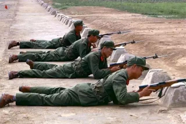 上世纪70年代的部队生活,老兵们的青春回忆:军事训练.
