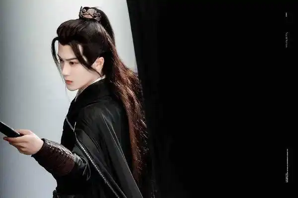 赞丝,,,你们,,怎么了,第七张是杀破狼主演本人剧中造型啊……你们是