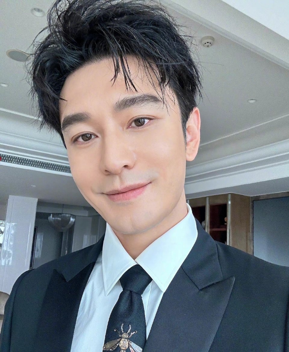 黄晓明一口气吃了四碗方便面# 黄晓明机场狂吃五碗方便面!