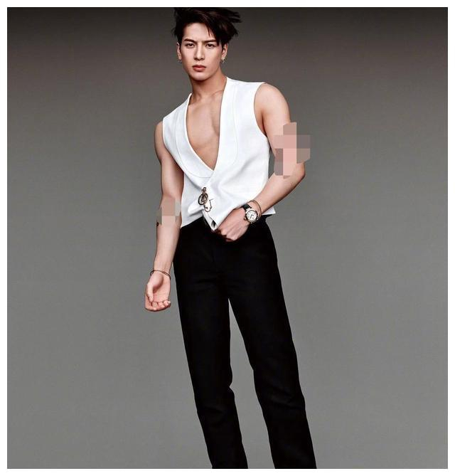 身高175cm,浑身肌肉的王嘉尔如今居然只有118斤,很多网友纷纷表示手里