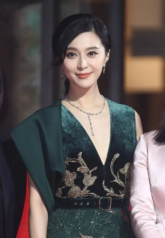 范冰冰气质太惊艳!穿优越挂肩长裙美得像贵妇,颜值回到巅峰时刻