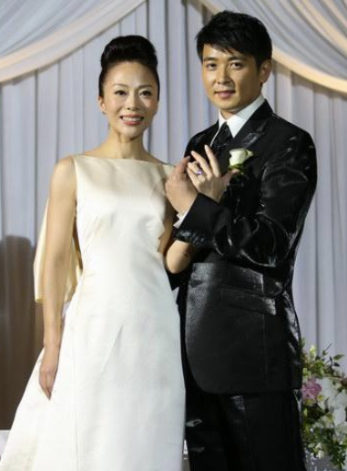 保剑锋的妻子也是一位科班出身的演员,不过她却比保剑锋大了6岁,是保