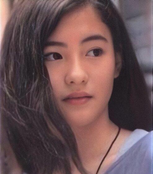 39岁张柏芝又火了,一袭大红色的连衣裙减龄时髦,还扎马尾辫装嫩_发型