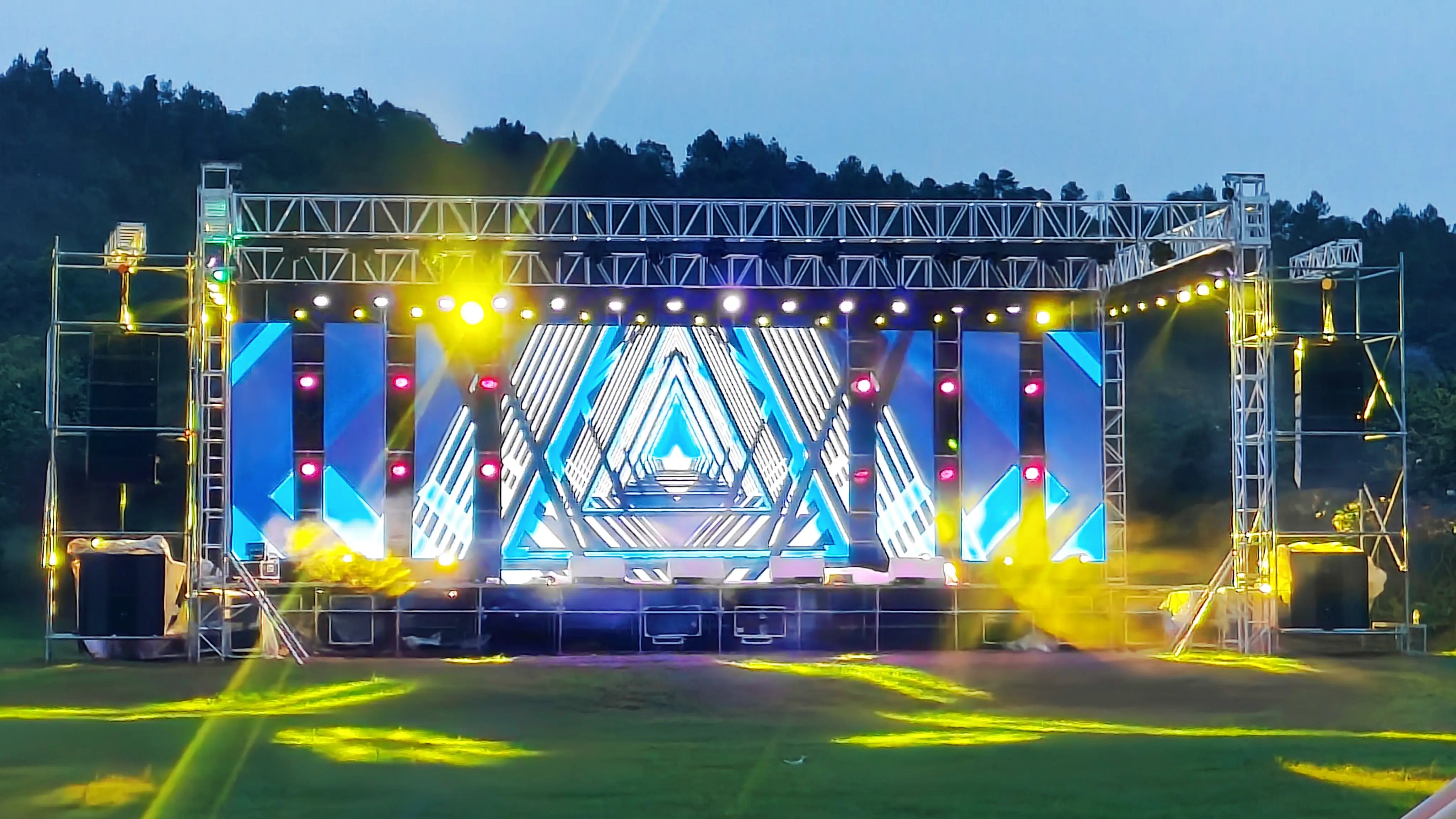 户外营地舞台随着人们对生活品质要求的不断提高,类似