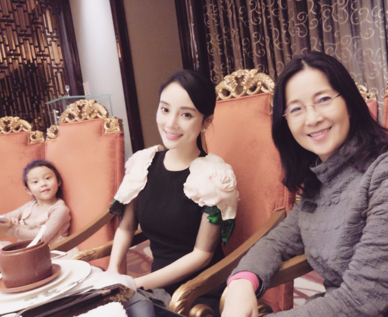 回顾李小璐的母亲张伟欣挽救过女儿的婚姻现在我的心最痛