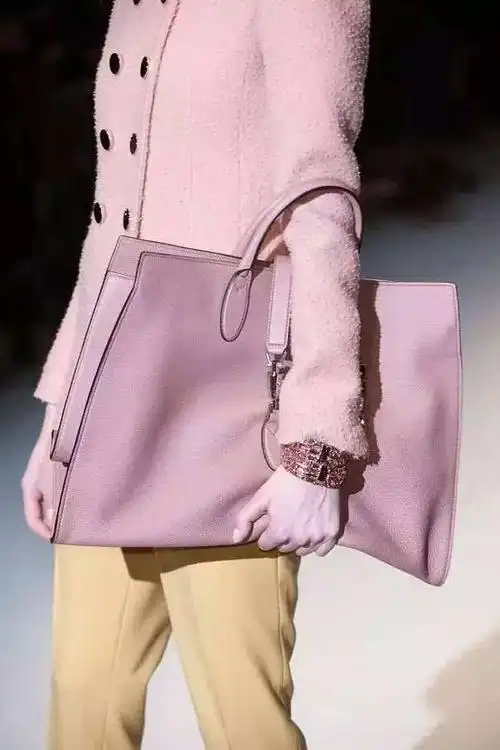 本季大热"脏粉色",果真越看越迷人