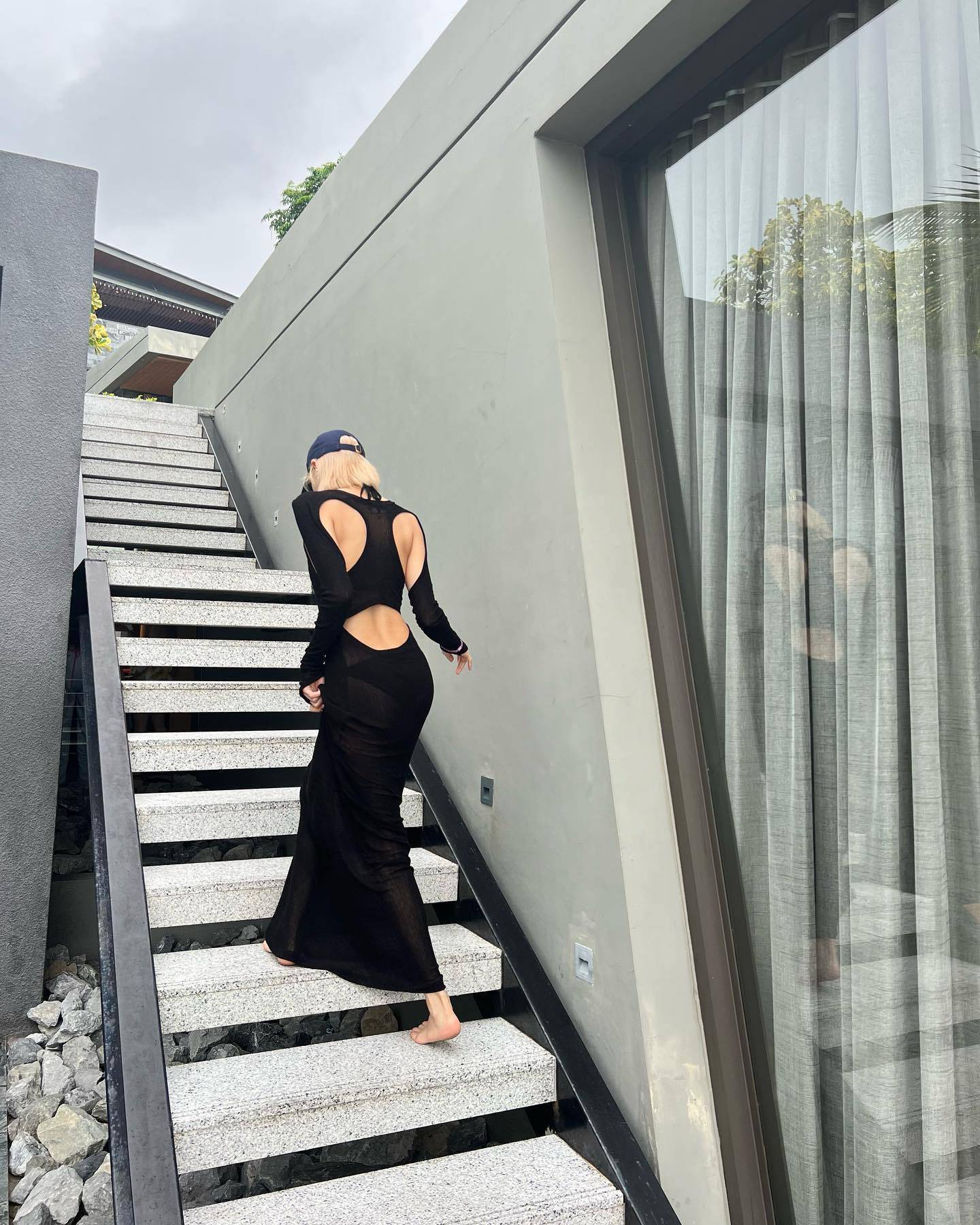 blackpink成员lisa晒美照海边大秀美背透视裙吸睛