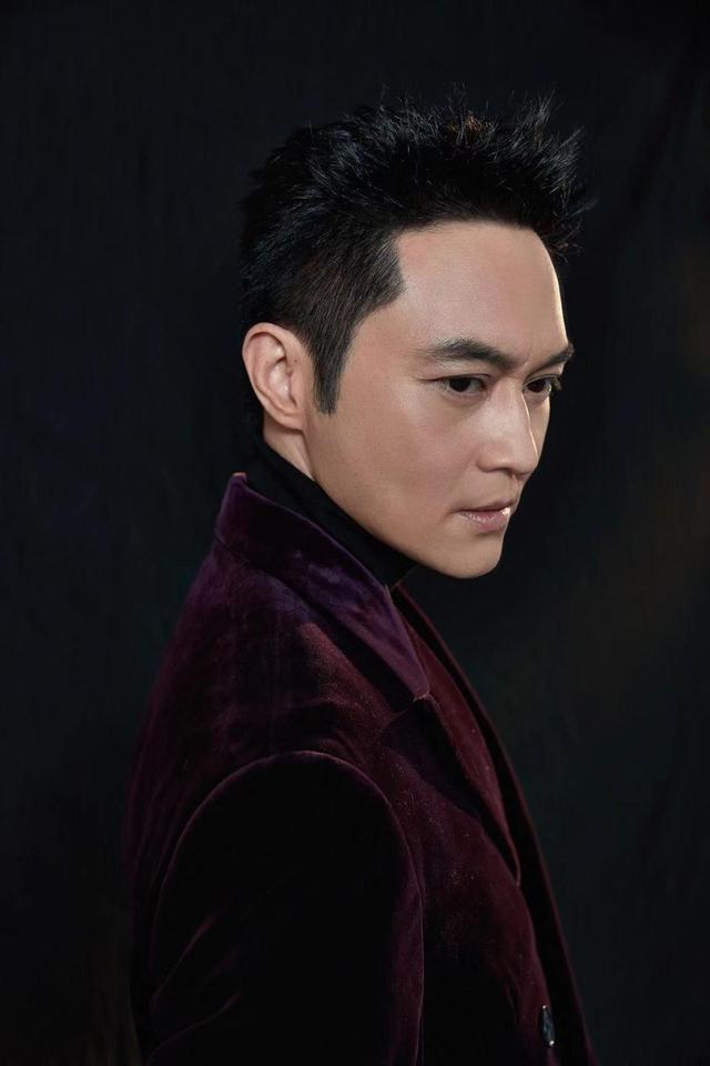 张智霖的审美挺高级,丝绒西装穿出大片范儿,这造型很有气场