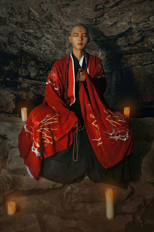 谁有抖音红衣和尚站在水里喝酒的高清图片,我想做壁纸