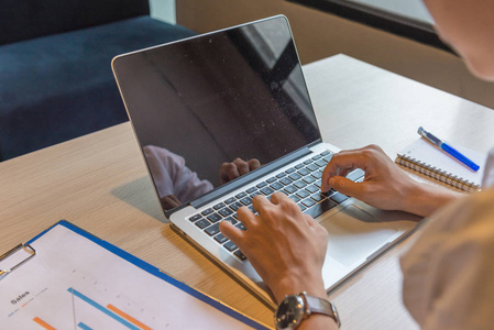 工作场所和打字笔记本电脑图片