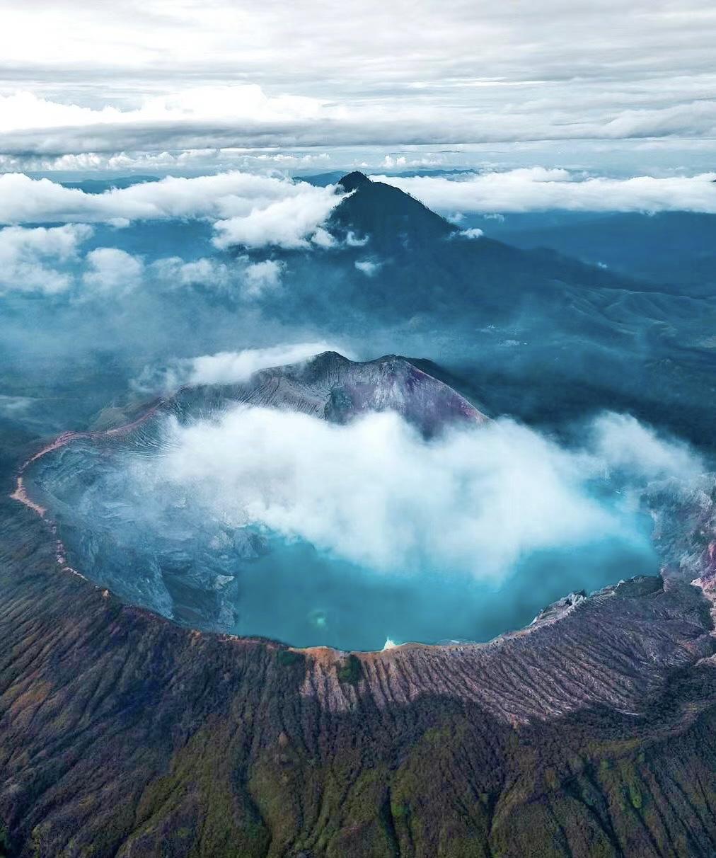 卡瓦伊真火山:探险者的乐园 卡瓦伊真火山位于印度尼西亚爪哇岛东部