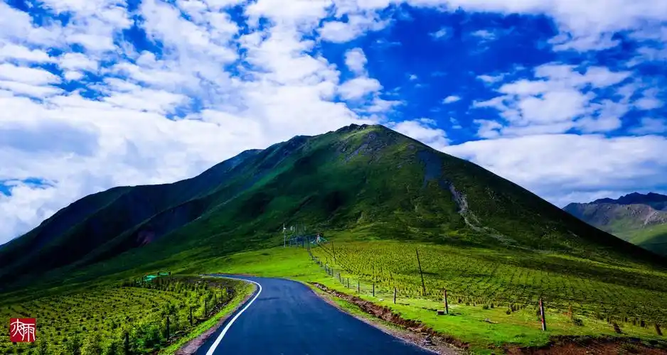 默勒草原高山与蓝天辉映一体蓝天高山唯美图片