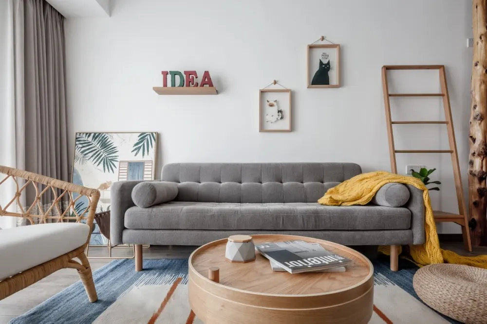 薄荷绿元素是北欧风的"常客",地毯淡蓝优雅,原木家具如流线一般连接