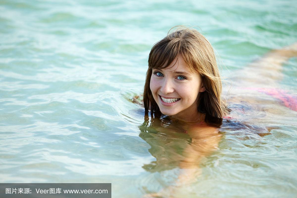 游泳的女人
