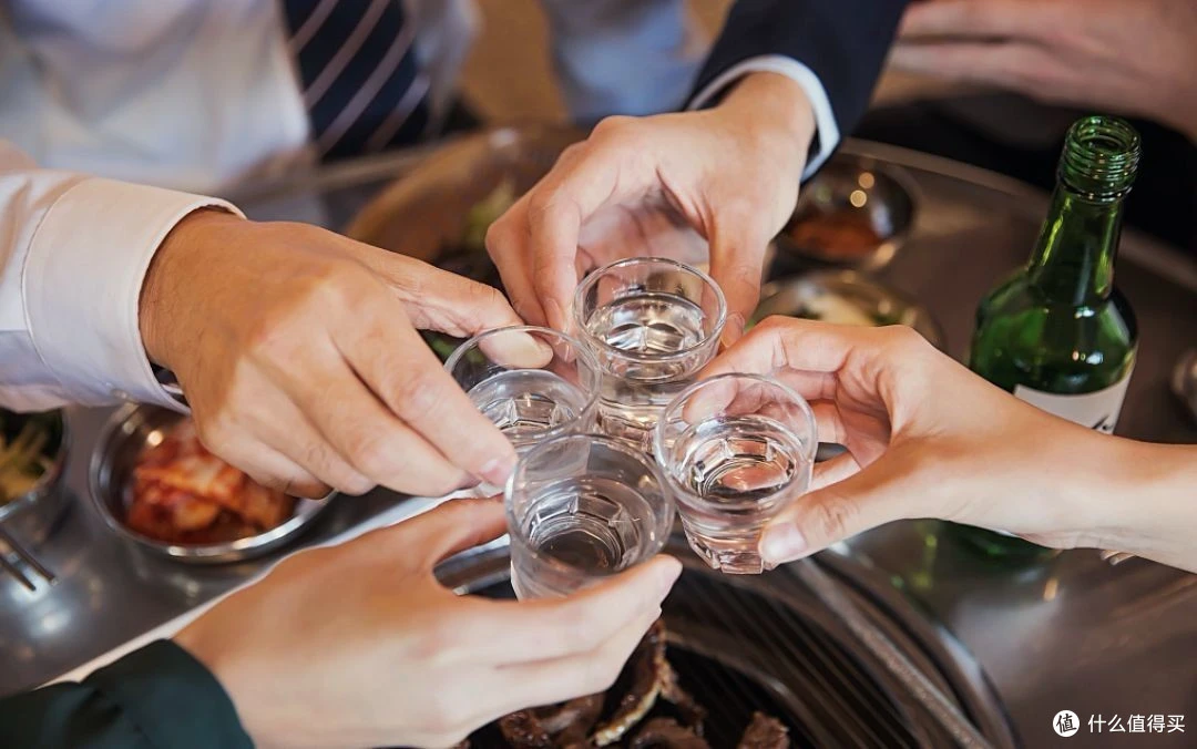 >现在的年轻人喝酒多多少少都会有自己的酒桌游戏用来活跃现场的气氛