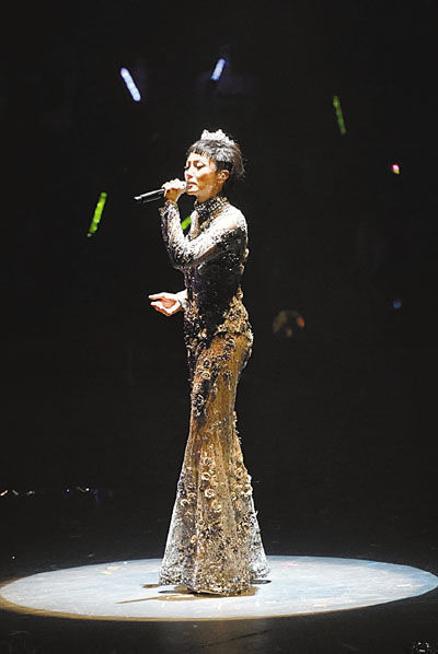 何韵诗开唱怀念梅姑落泪 绯闻女友陪哭|何韵诗|邓九云|绯闻_新浪女性