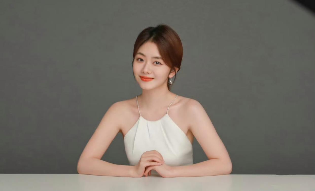 谭松韵这身白色的裙子真漂亮,显得她格外可爱性感.