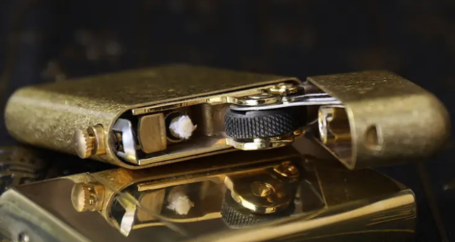 电子打火机在其内部有压电陶瓷,在陶瓷片两边加压会产生电子的定向