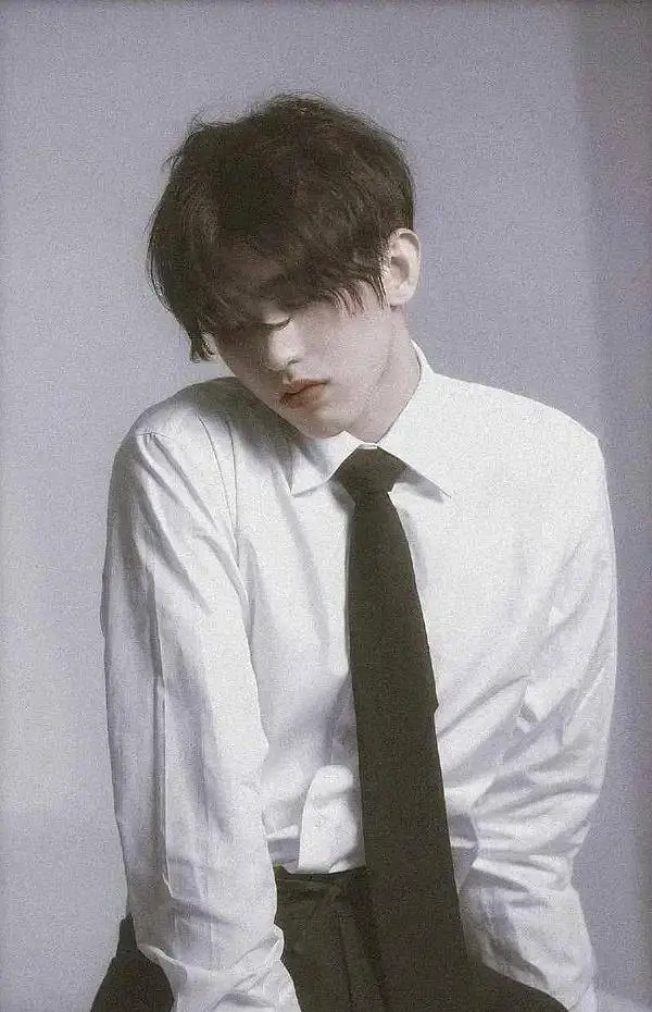 这一组照片,蔡徐坤简直就是霸气高贵的王子人设啊.