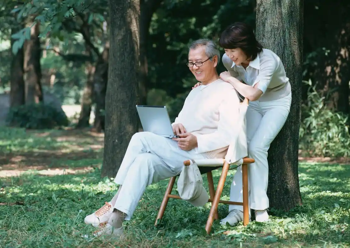 老年夫妻外景图片情侣老年人夫妻休息郊游