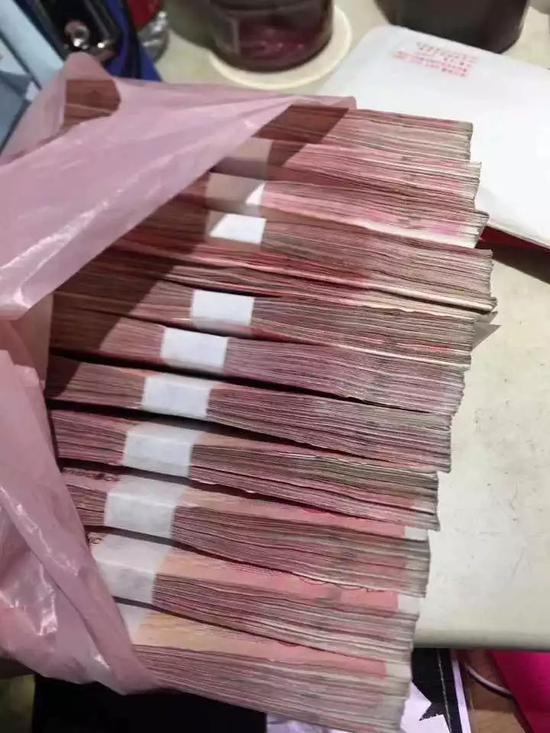 高铁现神秘密码箱女子打开后惊呆成捆的钱图