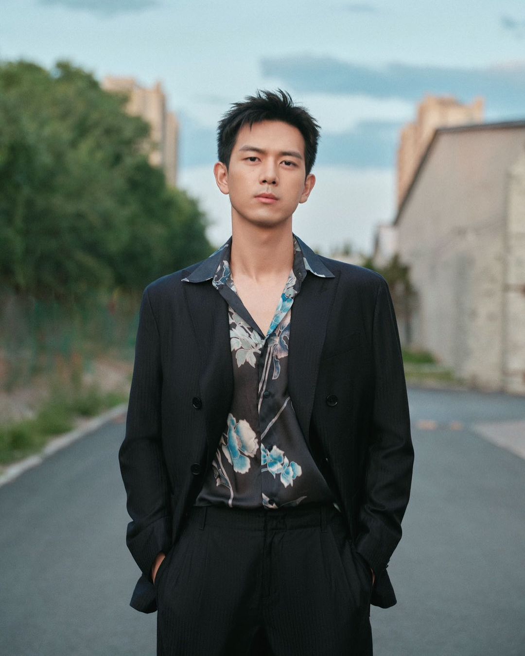 有点痞帅的气质. #明星动态# #李现# #明星穿搭