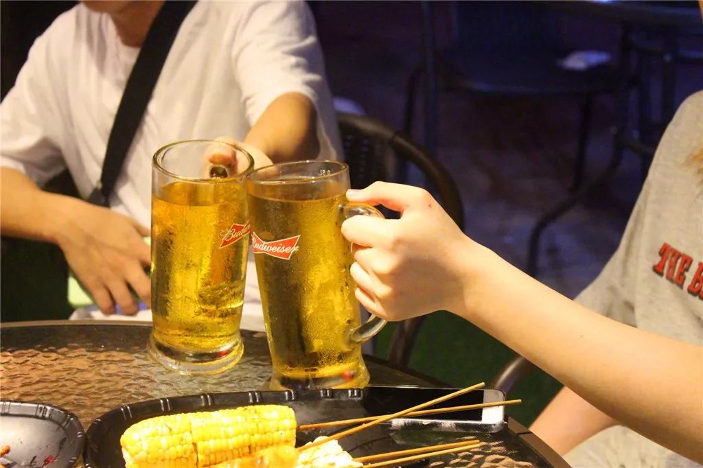 石排这家清吧送福利99元抢扎啤烧烤