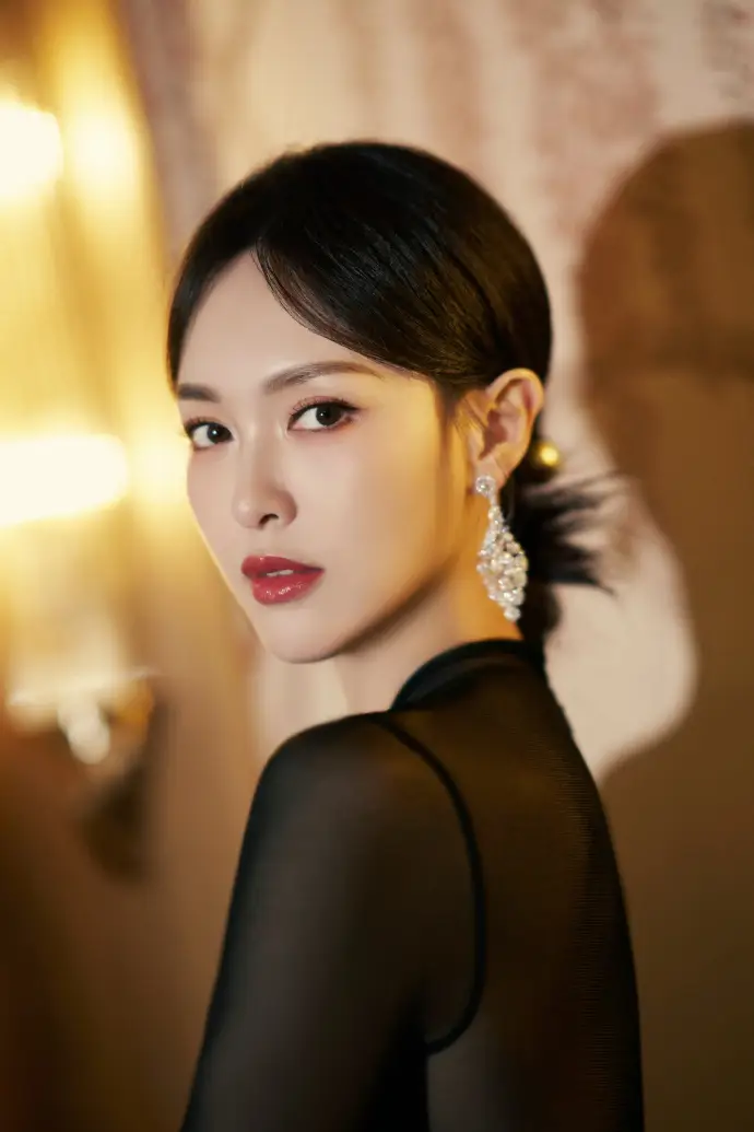 原创唐嫣分享美照白色高叉礼服宛如新娘黑色长裙英姿飒爽