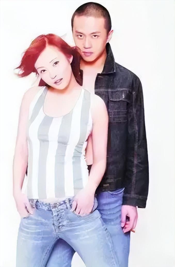 回顾郝蕾与刘烨分开后44岁独自带着双胞胎儿子生活如今还好吗