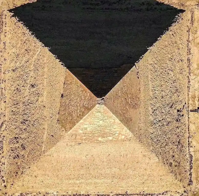 金字塔的顶端是什么?  照片是埃及胡夫金字塔的航拍图,可以看 - 抖音