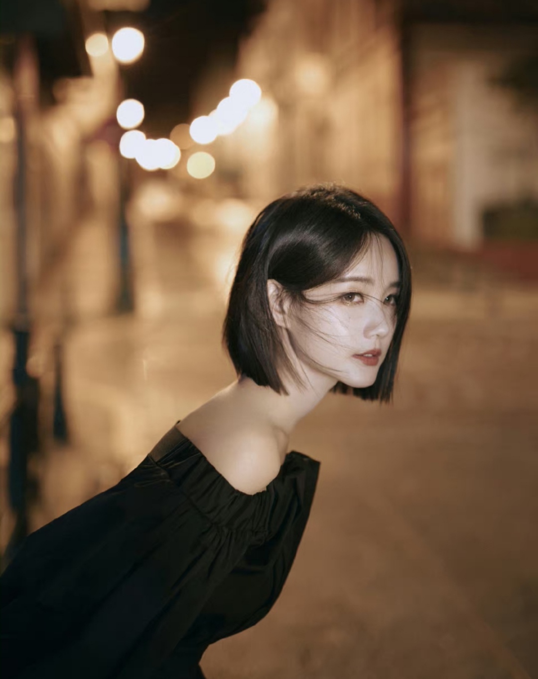 靓丽清纯的#李一桐# 一袭黑色抹胸溜肩短裙,齐肩短发,甜美容颜,肤如