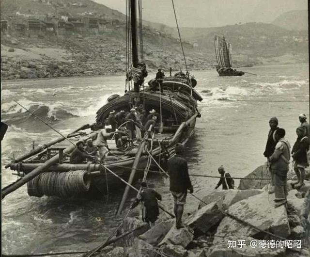 在长江嘉陵江畔,有辛苦劳作的庄稼汉,走街串巷的挑夫货郎;在汹涌的