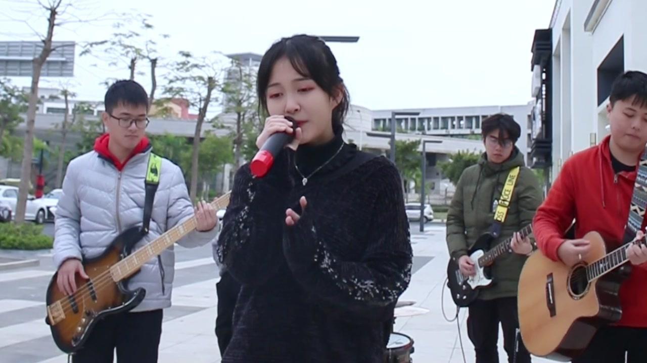 乐队街头翻唱《dear john》用歌声诉说饱含无奈与孤独的故事