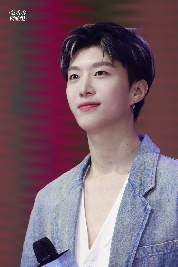 26芬腾品牌升级会今天见到可爱又帅气的代言人啦@范丞丞adam0616