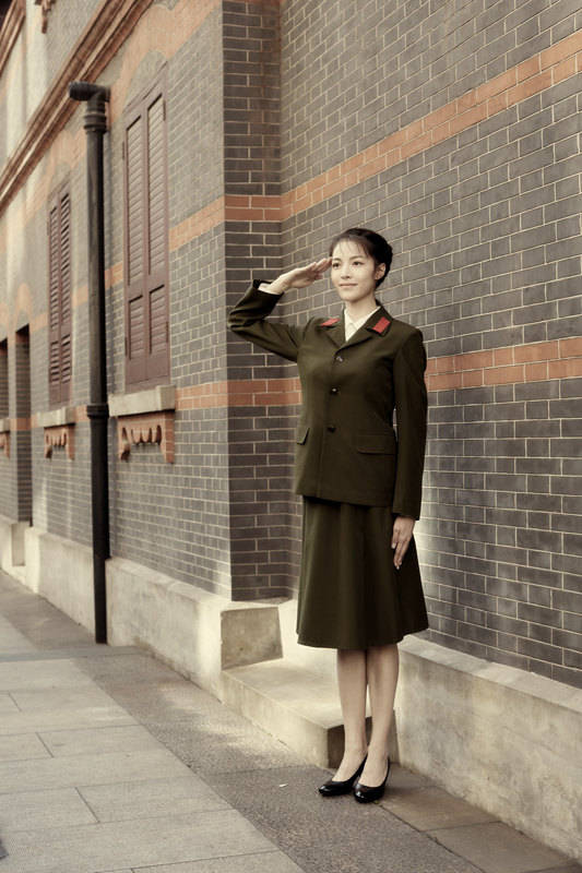 芳华女主角钟楚曦军装帅气亮相上影节红毯