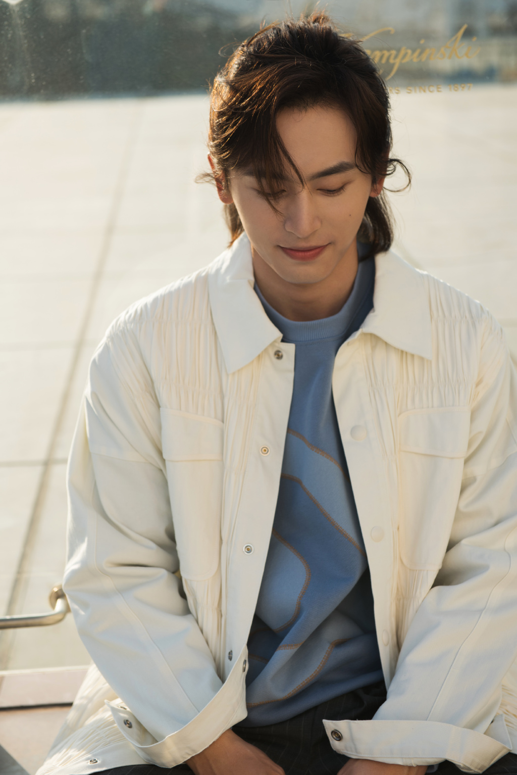 张哲瀚秋日天台清爽帅气写真