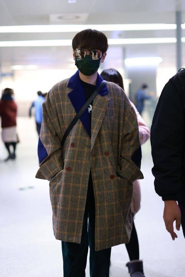 汪苏泷穿格纹大衣搭配墨镜现身机场,超酷帅气