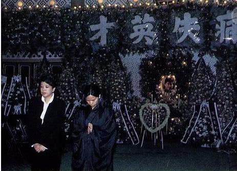 陈百强葬礼周润发梅艳芳扶灵何超琼哭红双眼张国荣并未到场