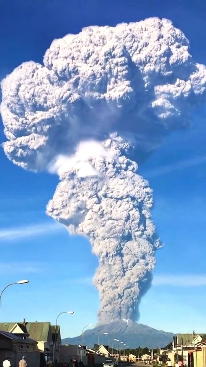 火山爆发,浓烟直冲云霄腾起巨大蘑菇云,天空出现耀眼闪电