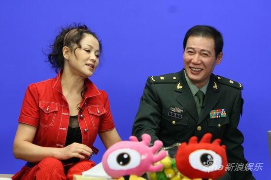 王伍福在《解放》中饰演朱德马晓伟谈他扮演的蒋介石王伍福,于小慧和