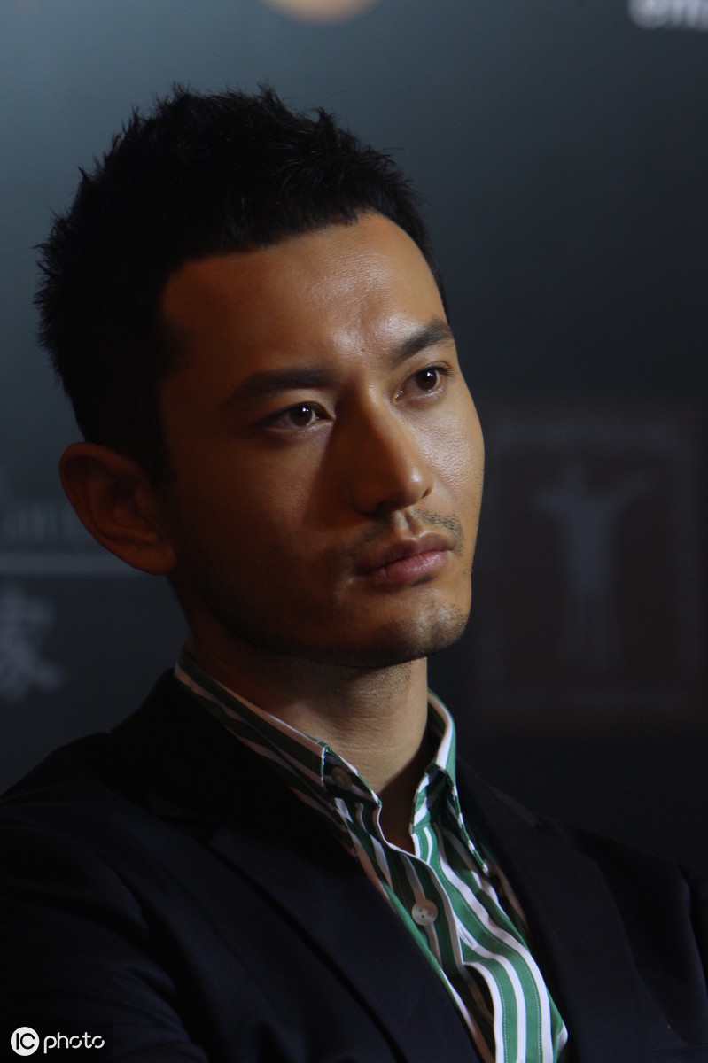 黄晓明出席活动照片,成熟的男人最有魅力