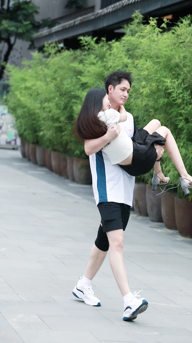 请问哪个女人不喜欢公主抱?真羡慕