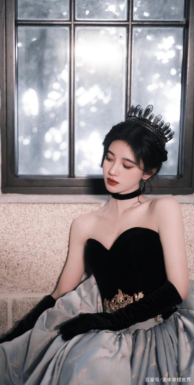 鞠婧祎宫廷风写真,抹胸大裙摆连衣裙配黑色手套,头顶皇冠像公主