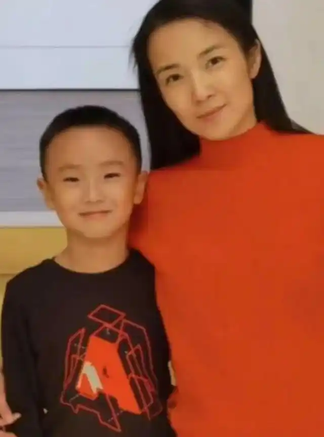 被造谣与韩红结婚的主持人管彤42岁生子后如今怎样了