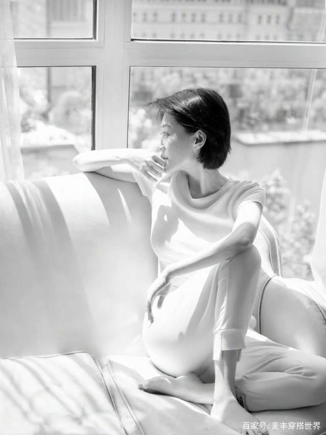 52岁许晴慵懒风写真,t恤配短发干净利落,活成自己想要的模样