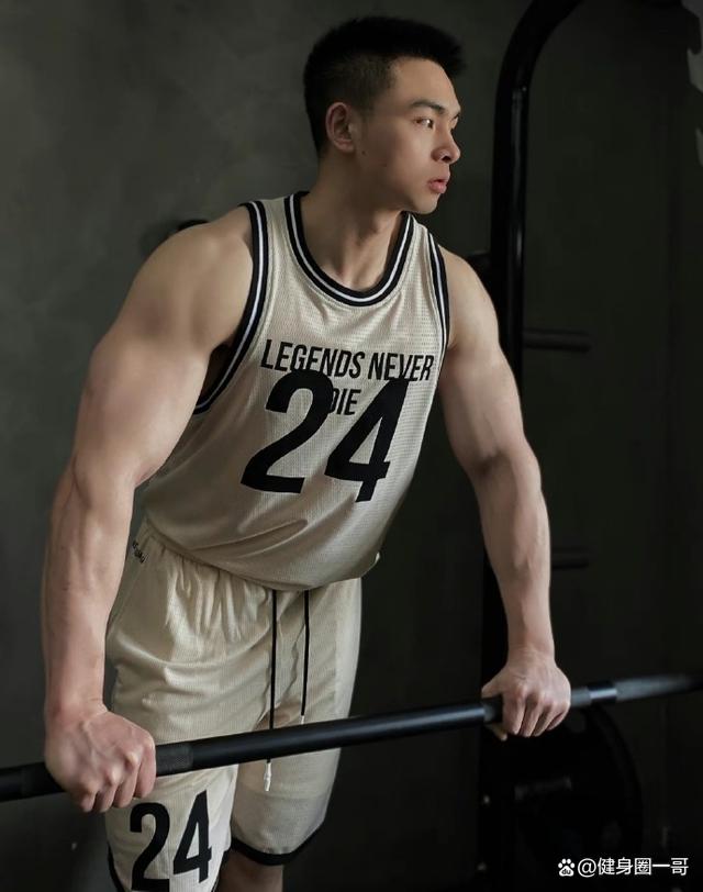 肌肉型男拍大片写真,有颜有料有身材,一身腱子肉帅气迷人!