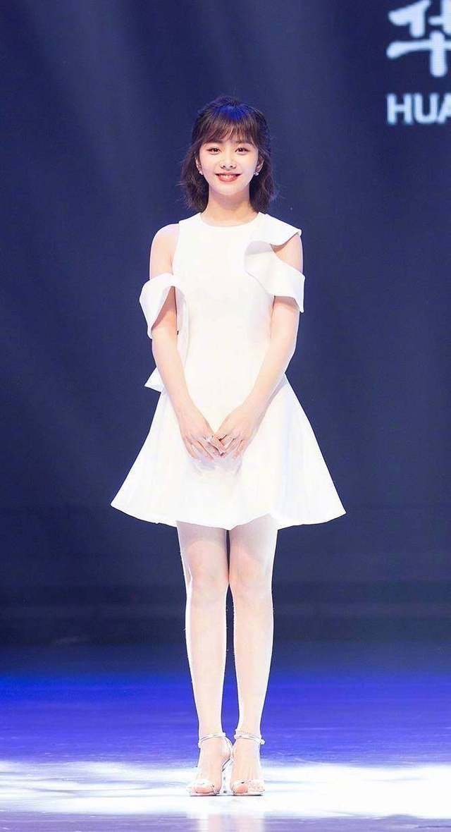 微胖谭松韵穿这条小白裙好惊艳,网友:我以为是李易峰失散的妹妹