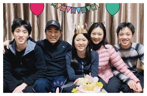 张艺谋庆祝70岁生日,妻子为其p图晒全家福,幸福之家