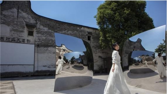 除了乌镇艺术展,刘若英还在拍摄时体验了乌镇戏剧节的古镇嘉年华,"我