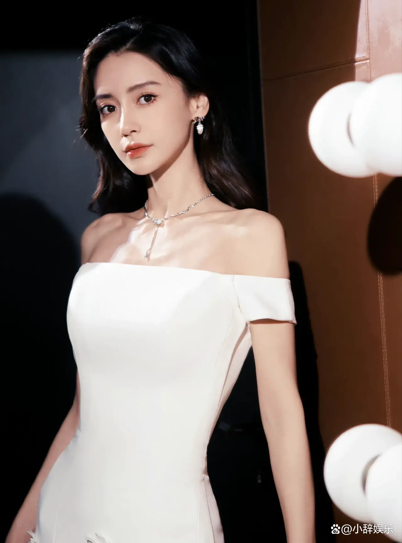 杨颖身穿白色婚纱礼服,邪魅一笑,楚楚动人